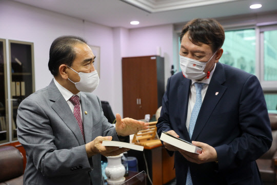 지난 8월2일 서울 여의도 국회 의원회관을 찾은 국민의힘 대선 예비후보인 윤석열(오른쪽) 전 검찰총장이 같은 당 태영호(왼쪽) 의원 사무실을 방문해 대화를 나누고 있다. 당일 윤 전 총장은 회관 내 위치한 당 소속 의원 103명의 사무실을 모두 들렀고, 이후 '국회 방역수칙 위반' 논란을 자초했다.윤석열 대선 예비후보 캠프 제공 사진